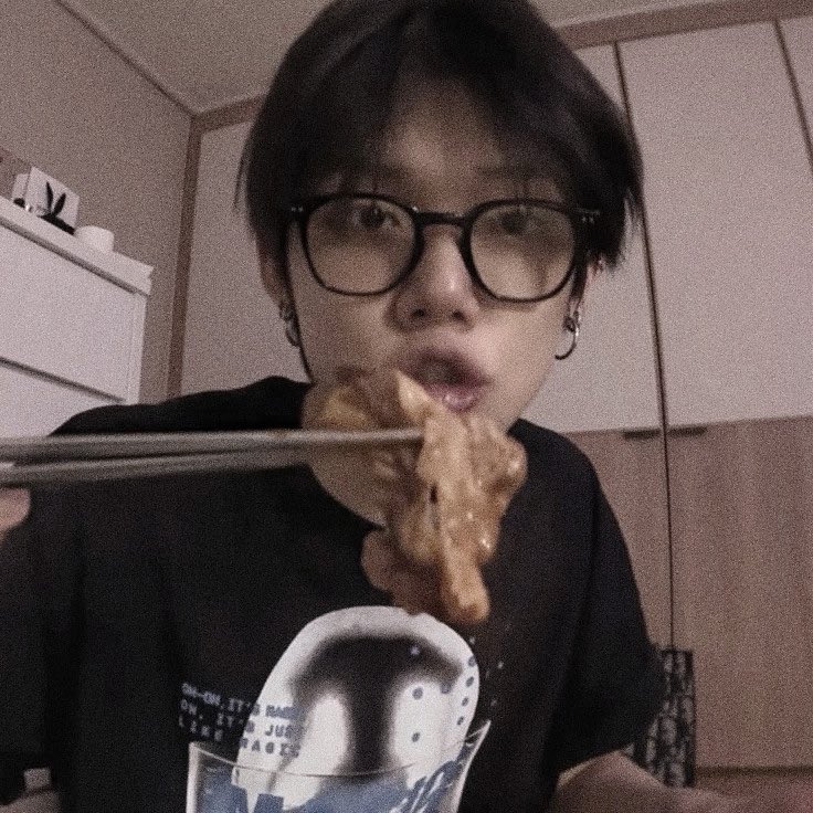 sappybo7's tweet photo. !! interaction call !! 

please i need new homies, i miss my besties and i don’t like it here on my own !!!! i swear i’ll be your favorite goofy friend 

♡ follow/dm
please rt this, helpppppp # desperate 

you can also dm or follow me on your own if u want to :3 https://t.co/cCHZncDj62