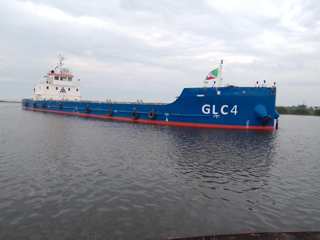 BurundiEco's tweet photo. #GPSB est toujours infatigable en travaillant à la satisfaction des clients, en témoigne ce vendredi 23 février 2024 où il a déchargé immédiatement le gros bateau GLC 4 d'une capacité de 3 mille tonnes.
Ce bateau a accosté au port de Bujumbura en modernisation ce matin à 9 heures en transportant plus de 1900 tonnes de ciment appartenant à Musumba Ciment et Ikezwe Logistique.
En même temps, les grues s'attelaient à décharger d'autres bateaux comme MV Bonda, MV Kiriri et MV Malagarazi qui transportaient des milliers de tonnes du sel, de maïs et du ciment.