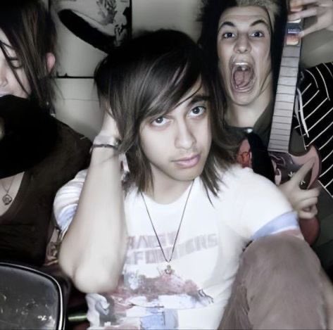 ipiercetheveils's tweet photo. I <3 @piercethevic https://t.co/6GNJPeMSYz