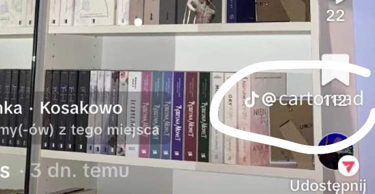 cartoread's tweet photo. no ja nie wytrzymam zaraz, typiara autentycznie zrobiła ss mojego tik toka z moim regałem, nawet nie wymazała mojej nazwy😭😭😭 #twitteroweksiążkary https://t.co/E1VsrH8EZv