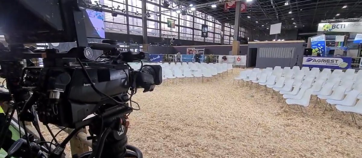 agritof60's tweet image. #humour à vendre (très belle affaire) 300 chaises plastiques neuves suite à une annulation de derrière minute 😉 à retirer hall 1 #SIA2024 🤣 @DesrumauxRegis @DrScratch @bo_gilles @Fragritwittos @FranceAgricole @plumedeschamps @emma_ducros @GuyotVincent02 @BruCardot @RemDumDum