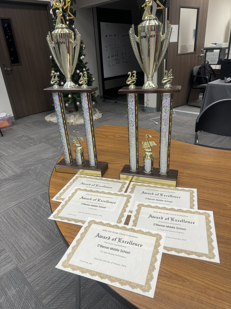 👀@OBanion_Bisons 6th grade choir brought home another trophy and just look at all those excellence awards!!! Congratulations Ms. Luna and choir, we are proud of you!!!!#excellence #BisonSTRONG 🦬💙🧡