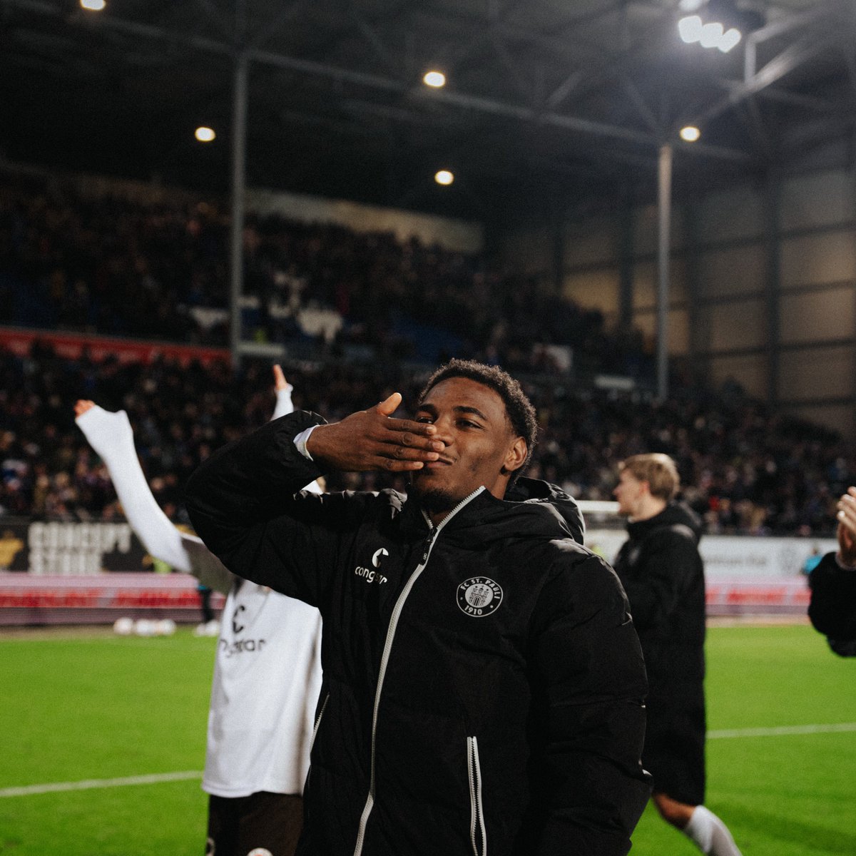 fcstpauli's tweet photo. Kuss für den Support. 😚🙋 Genießt Euren Abend und das Wochenende. Kommt gut durch die Nacht. 🌠

#fcsp #ksvfcsp https://t.co/nSK05IT3d4
