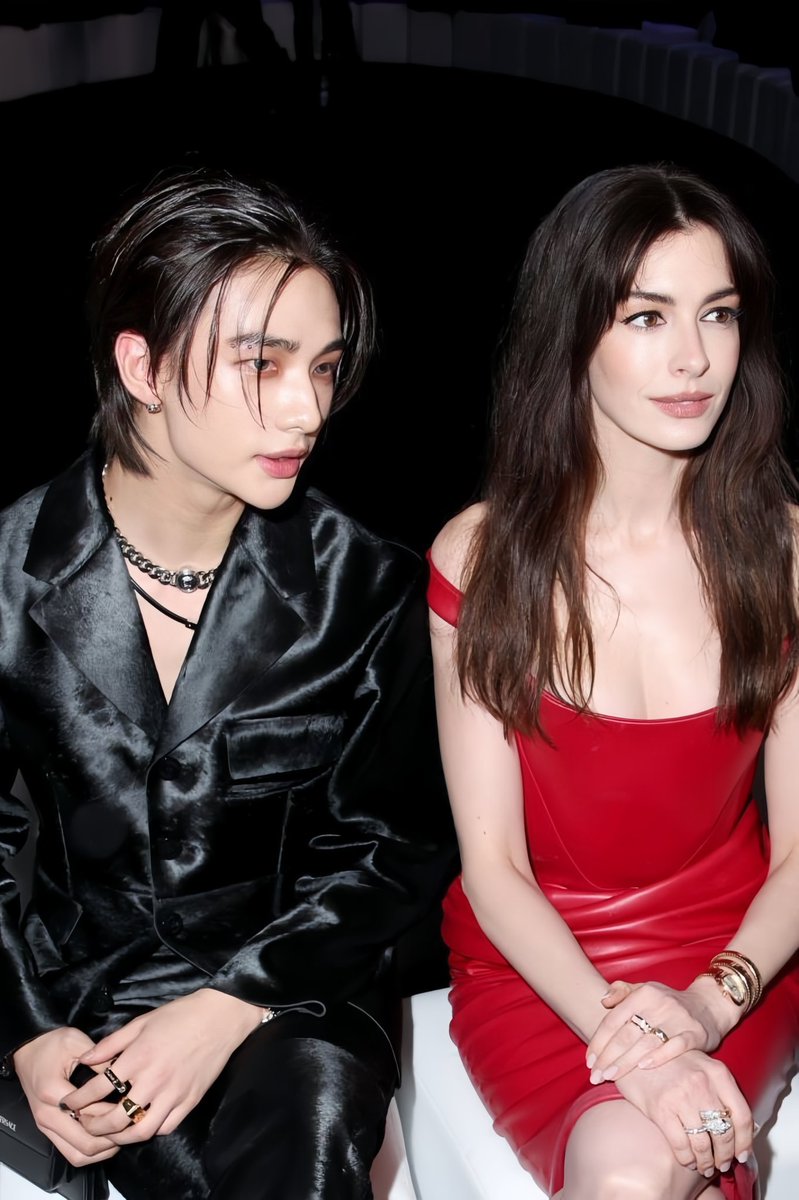 hyunesz's tweet photo. 앤헤서웨이와 현진

#VersaceFW24 
#HyunjinxVersaceFW24 
#Hyunjin  #MilanFashionWeek  
@Versace @Stray_Kids https://t.co/n5lDFy1Zbr