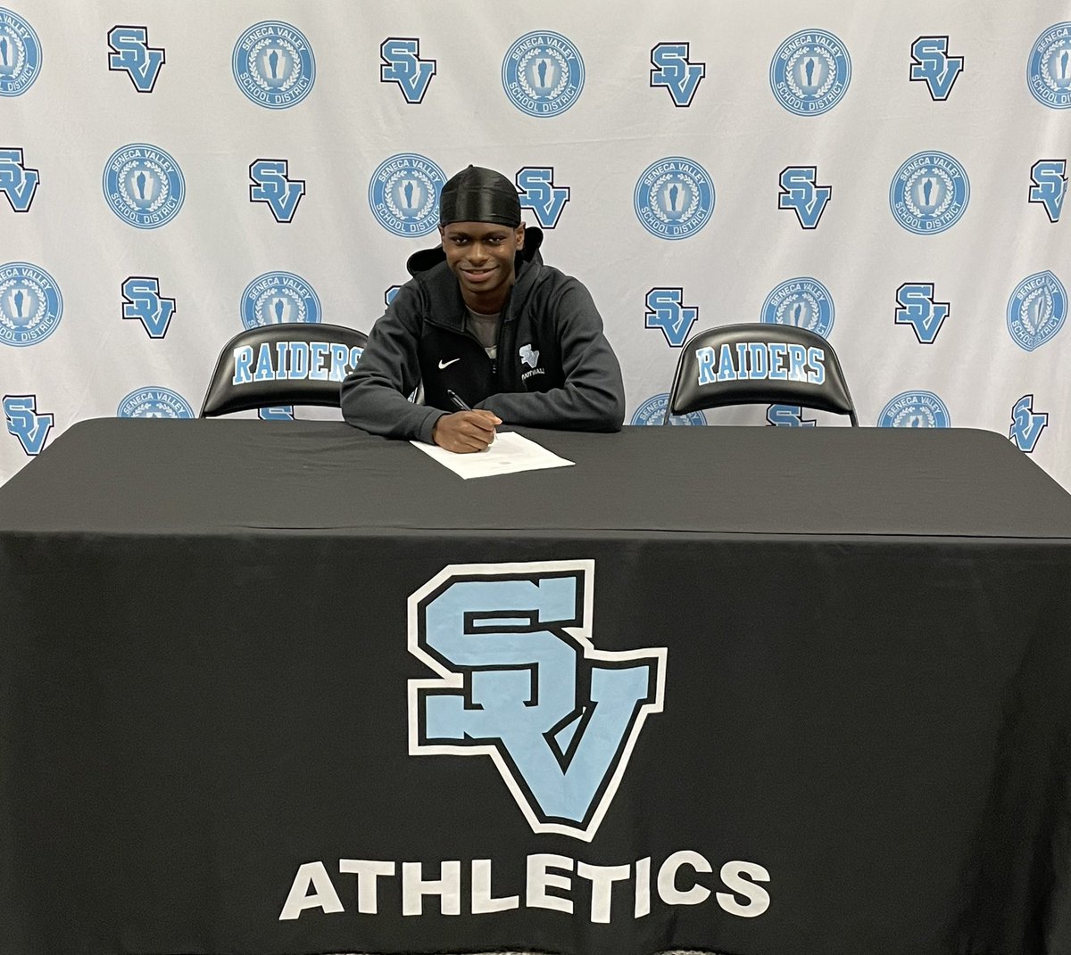 SV_Sports's tweet photo. Amari Henson @AmariHenson10 makes his commitment official to attend Walsh University @WalshUniversity to study Entrepreneurship and compete as a wide receiver on the football team. Congratulations Amari! @SVRaiderFB @WalshCavaliers @WalshUFootball #SV24 https://t.co/JJVmMj9Q46