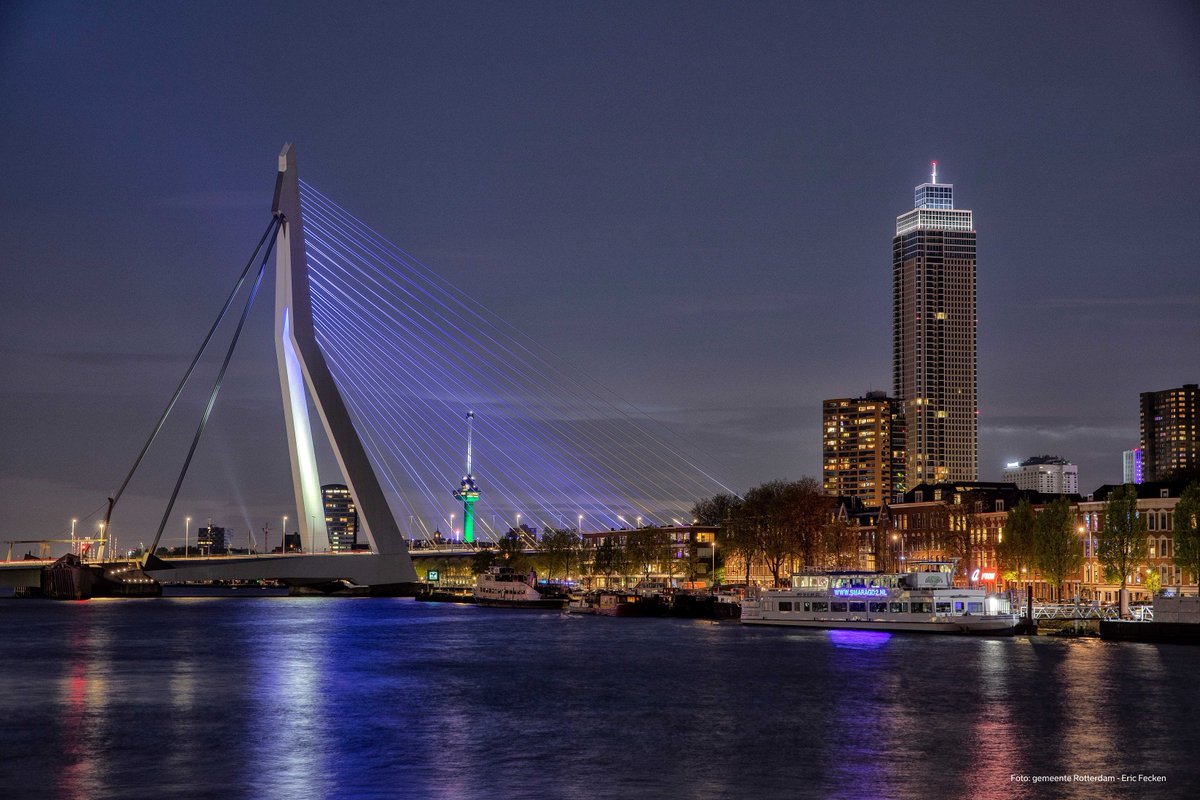 Morgen is de #Erasmusbrug #BlauwGeel verlicht. Het is dan precies twee jaar geleden dat de oorlog in #Oekraïne begon. Met het verlichten van de brug in de Oekraïense kleuren tonen we onze solidariteit met de Oekraïense bevolking. 🇺🇦