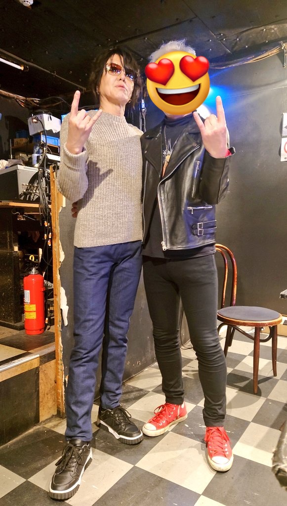 hideadline tweet media