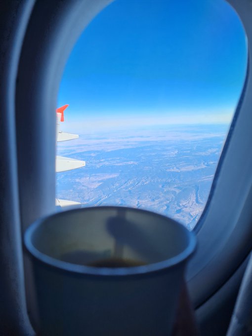 AromaCafes's tweet photo. Hoy viajamos hasta Cartagena de Indias gracias al #cafelfie de @Dianapa00, volamos junto a @comoju y aterrizamos en la Bahía de Santander de la mano de @lmontoya 💗☕✈️ https://t.co/Uo4HOnjU5T