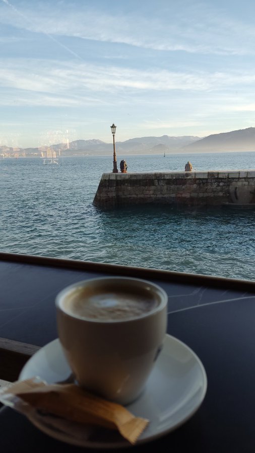 AromaCafes's tweet photo. Hoy viajamos hasta Cartagena de Indias gracias al #cafelfie de @Dianapa00, volamos junto a @comoju y aterrizamos en la Bahía de Santander de la mano de @lmontoya 💗☕✈️ https://t.co/Uo4HOnjU5T