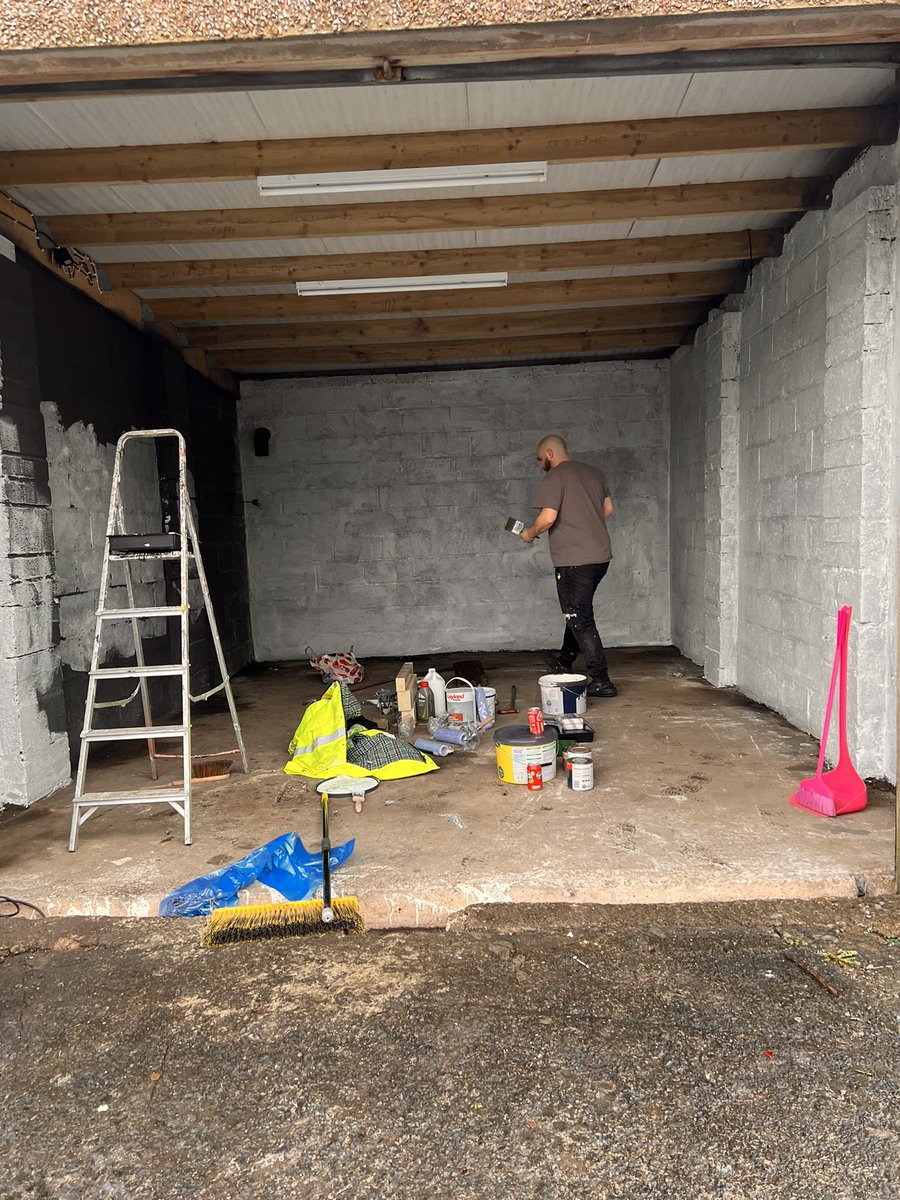 shaun_sullivan_'s tweet image. The garage is coming along. 😀 new roof. White walls because battleship gray is pretty gloomy. #doingstuff