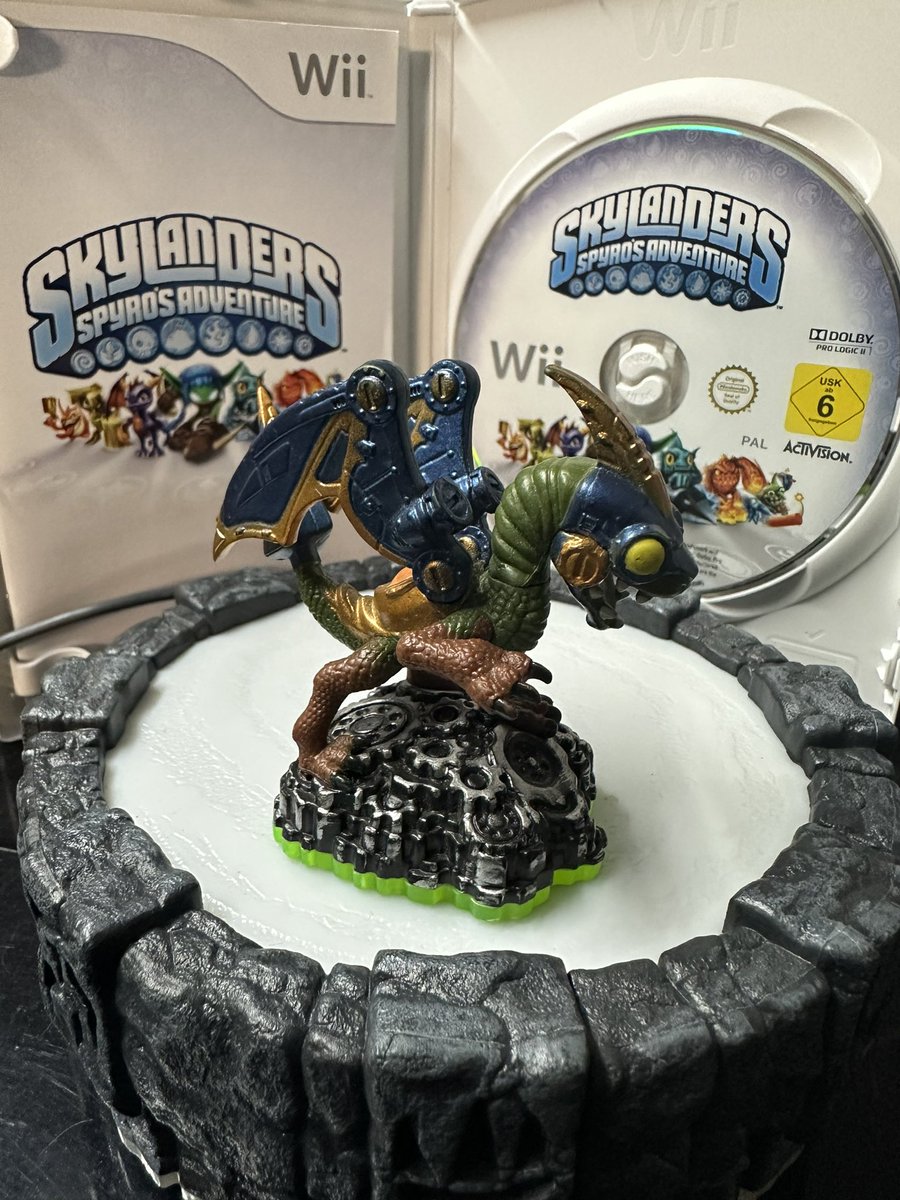 1974SolidSnake's tweet photo. 🐲 Drobot is a tech dragon who can shoot lasers and fly with a jetpack. He was first released in Skylanders: Spyro’s Adventure for Nintendo Wii in 2011. Do you have him in your collection? What is your favorite Skylander? #skylanders #drobot +ℹ️: https://t.co/ruswUP3lFL https://t.co/EZjmh1JB3S