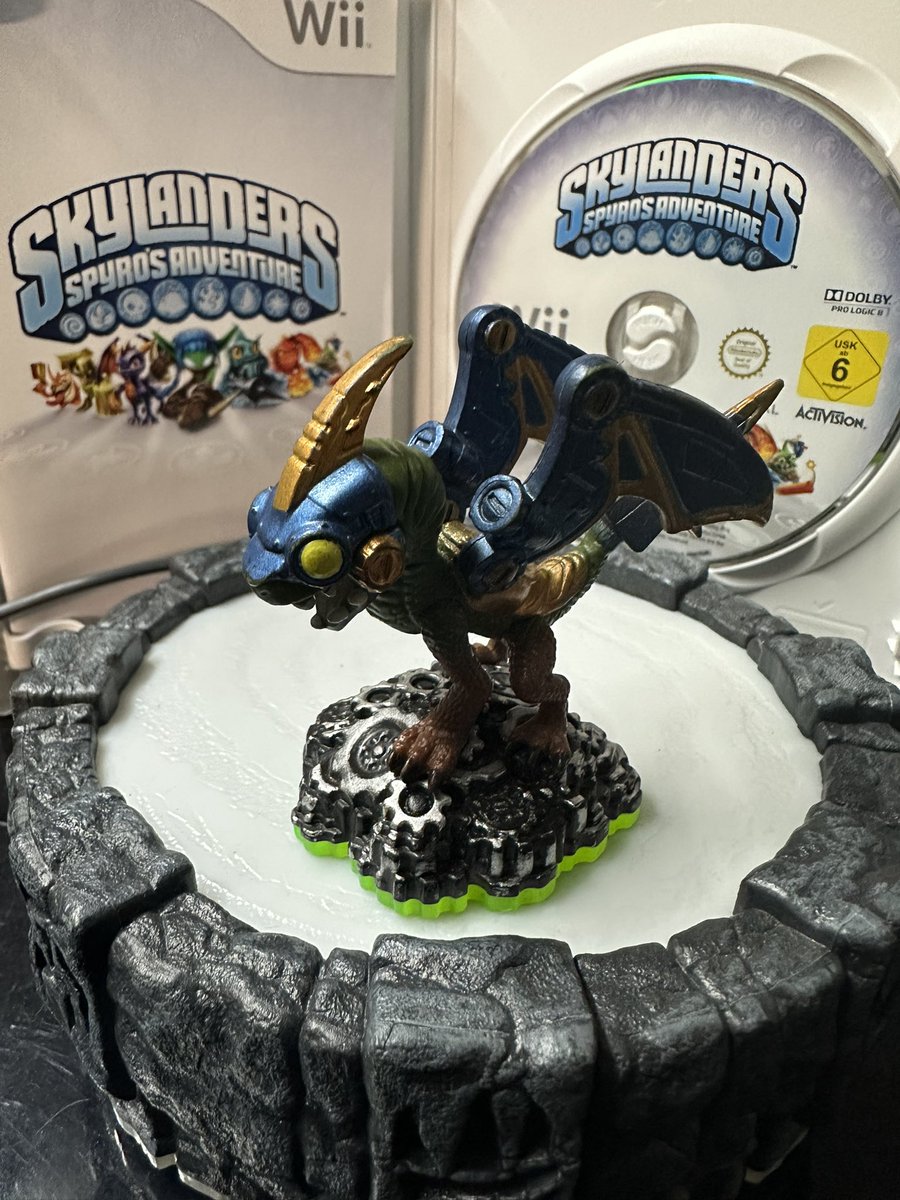 1974SolidSnake's tweet photo. 🐲 Drobot is a tech dragon who can shoot lasers and fly with a jetpack. He was first released in Skylanders: Spyro’s Adventure for Nintendo Wii in 2011. Do you have him in your collection? What is your favorite Skylander? #skylanders #drobot +ℹ️: https://t.co/ruswUP3lFL https://t.co/EZjmh1JB3S