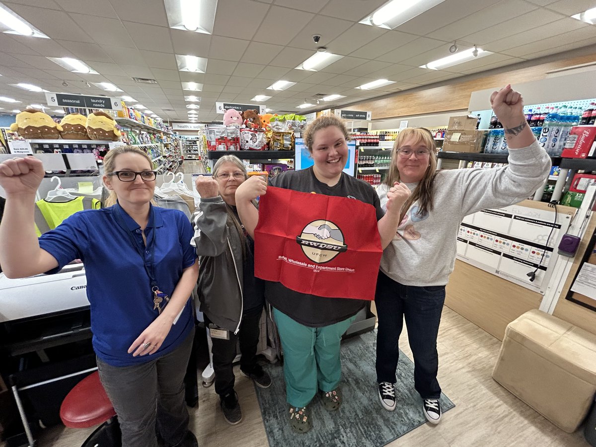 Congrats to Walgreens workers in West Virginia who ratified a new 3-year contract! Over 350 workers finally won a discipline timeline so the company can no longer issue discipline for something that allegedly happened months ago. That’s #UnionPower! rwdsu.org/news/walgreens…