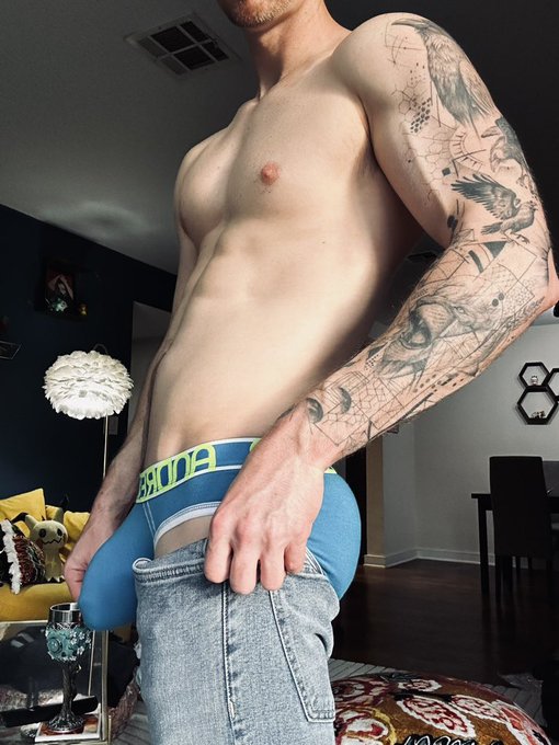 1 Year booty growth progress. Got a little extra bump but we ain&rsquo;t done yet. 👨&zwj;🍳 https://t.co/6iZ4Pr