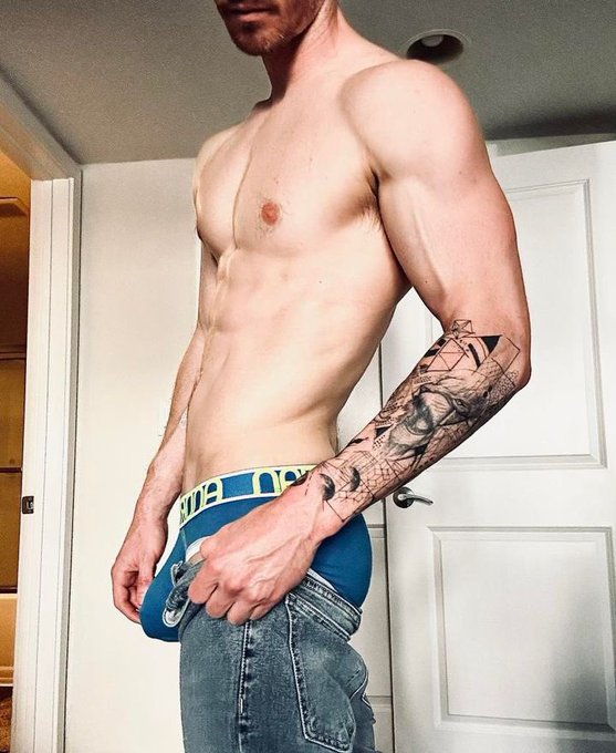 1 Year booty growth progress. Got a little extra bump but we ain&rsquo;t done yet. 👨&zwj;🍳 https://t.co/6iZ4Pr