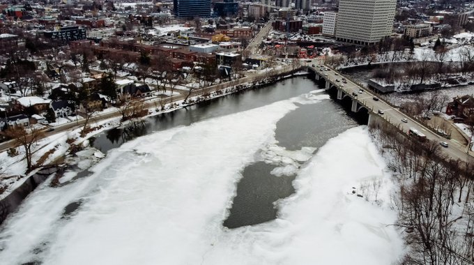 Vue aérienne de la rivière Rideau. Une partie de la glace est morcelée.