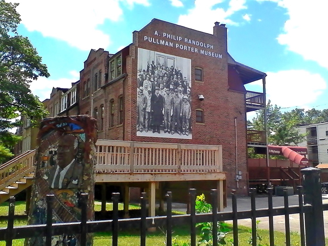 MeadvilleEdu's tweet photo. Just like Meadville Lombard, the A. Philip Randolph Pullman Porter Museum is physically located in Chicago but can be experienced remotely from anywhere in the world. Take the museum's virtual tour this Black History Month: https://t.co/dhHohrYxcm 🧵1/4 #BHM2024 https://t.co/ybVoJVf30M