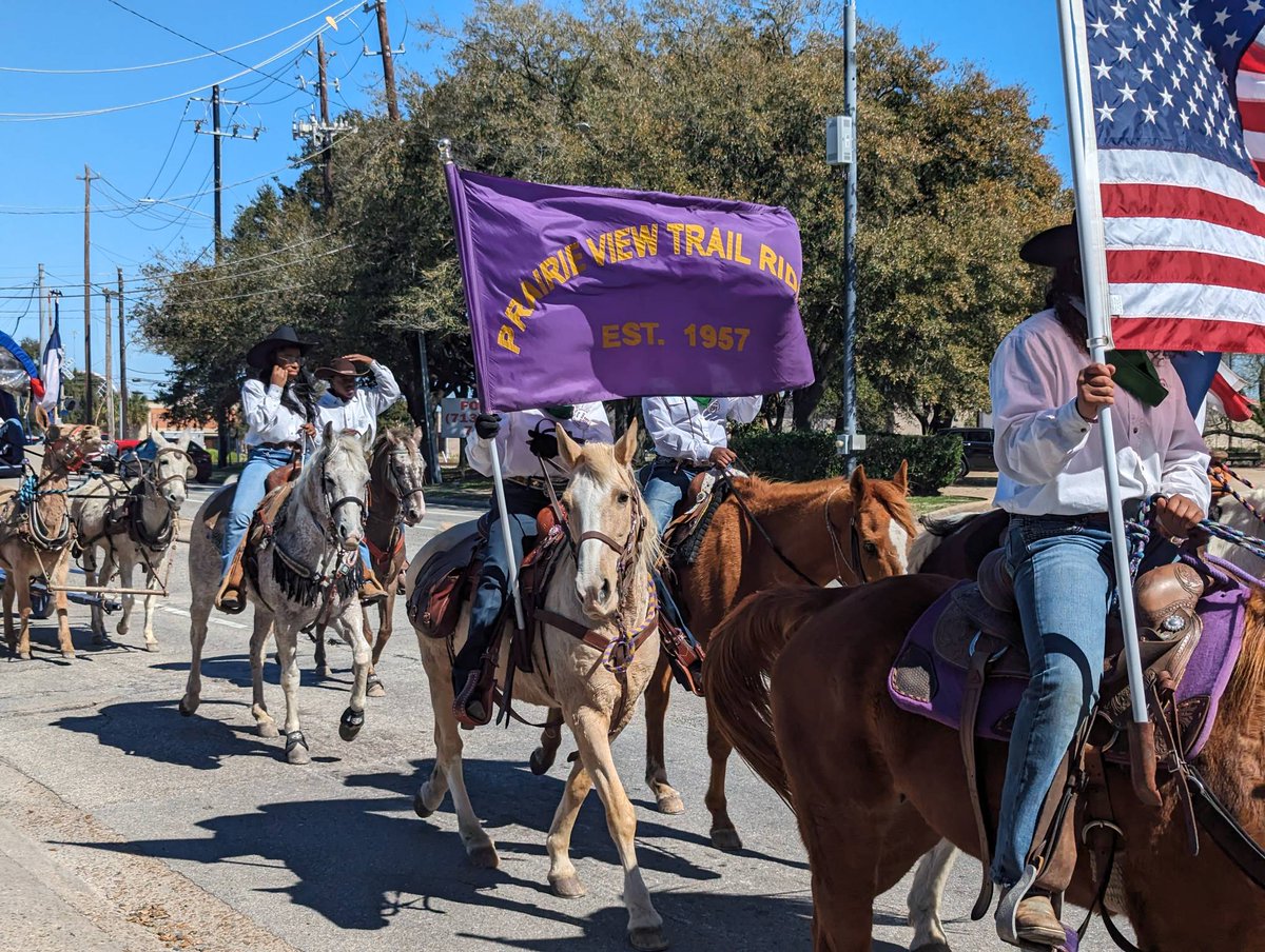 FBI Houston le da la bienvenida a todos los vaqueros a caballo y en carreta que llegan hoy a la ciudad. A todos quienes participarán y asistirán al @rodeohouston les deseamos una segura y exitosa temporada de rodeo! 🤠