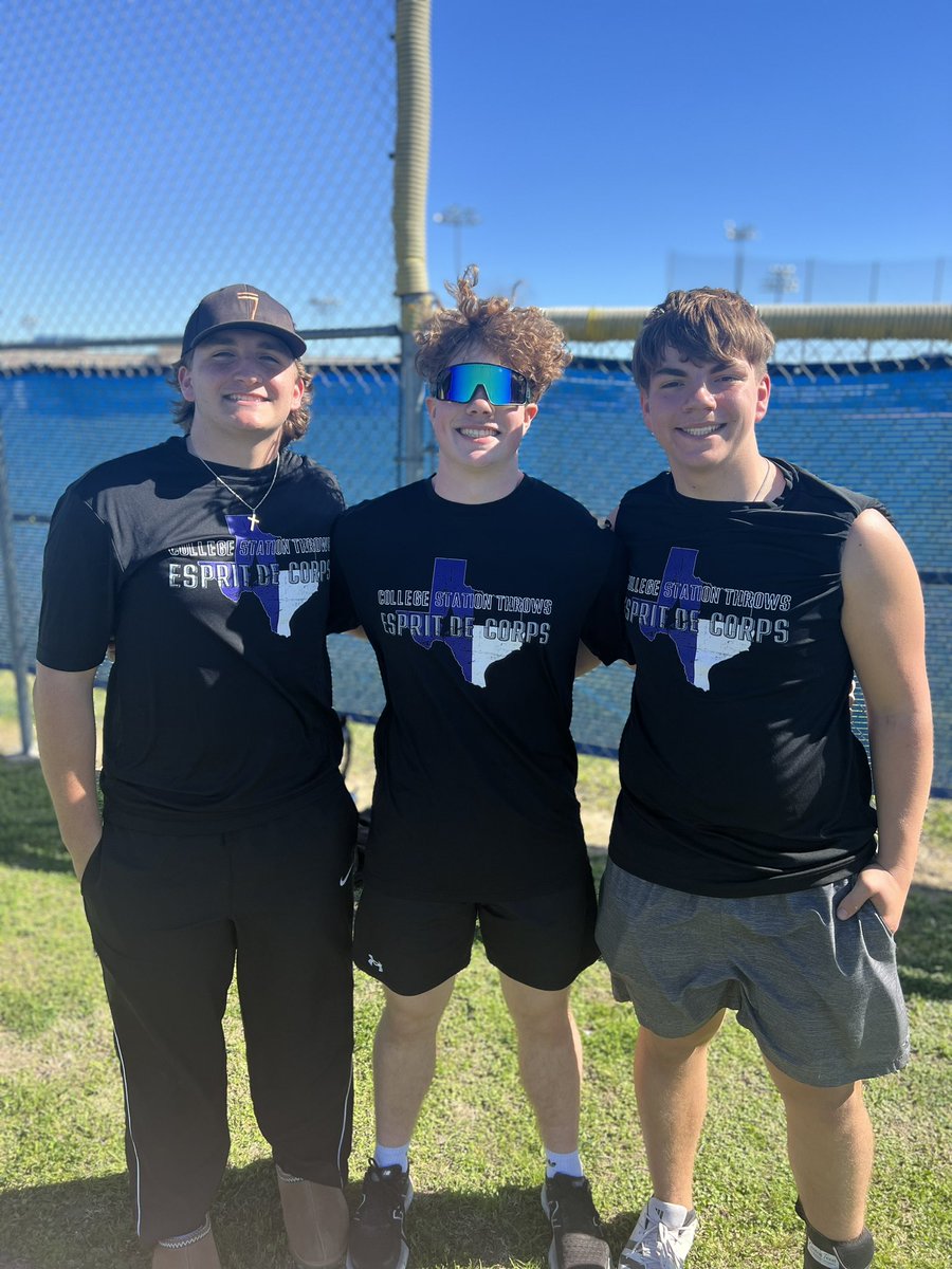 cshs_tf's tweet photo. Varsity Discus 🥏
came away with 2 big PRs! 
Jack Stavinoha: 107-.5 💥
Clayton Brod: 113-1 💥

Congrats to Cannon Awalt for throwing in his first varsity meet! 💪🏻

#bigboysgottaeat https://t.co/2jAydswxki