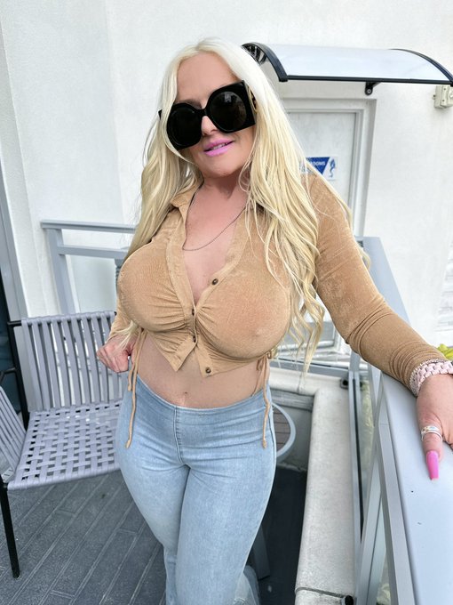 It&rsquo;s Friday!!! Who wants to have some fun😜😜 https://t.co/DFKy2nHzRI