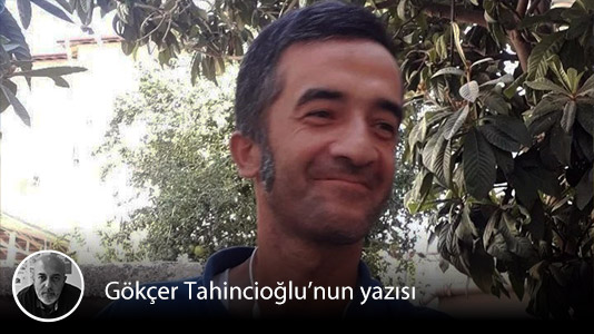 T24_com_tr's tweet photo. ✍️ Gökçer Tahincioğlu yazdı:

📌 "Önemsiz" sayılan bir işkence ve ölüm hikâyesi: Deprem bölgesinde kanıtlanan işkence, şüpheli kazada ölüm

https://t.co/TGj14kD2IA https://t.co/MPsuD1XnXJ