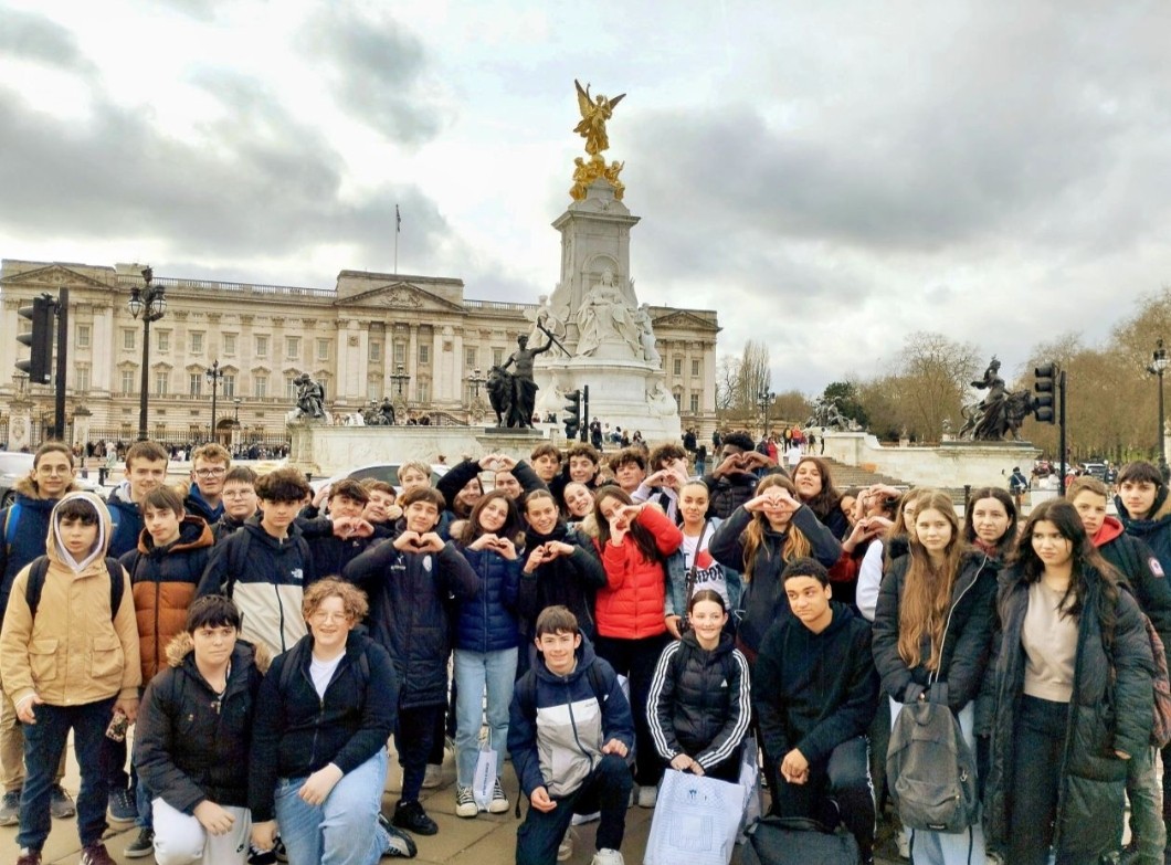 Séjour 🧳à Londres 🇬🇪pour nos 3eme Comédie musicale The King 🦁 et croisière sur la Tamise 🛥 au programme. Fabulous.