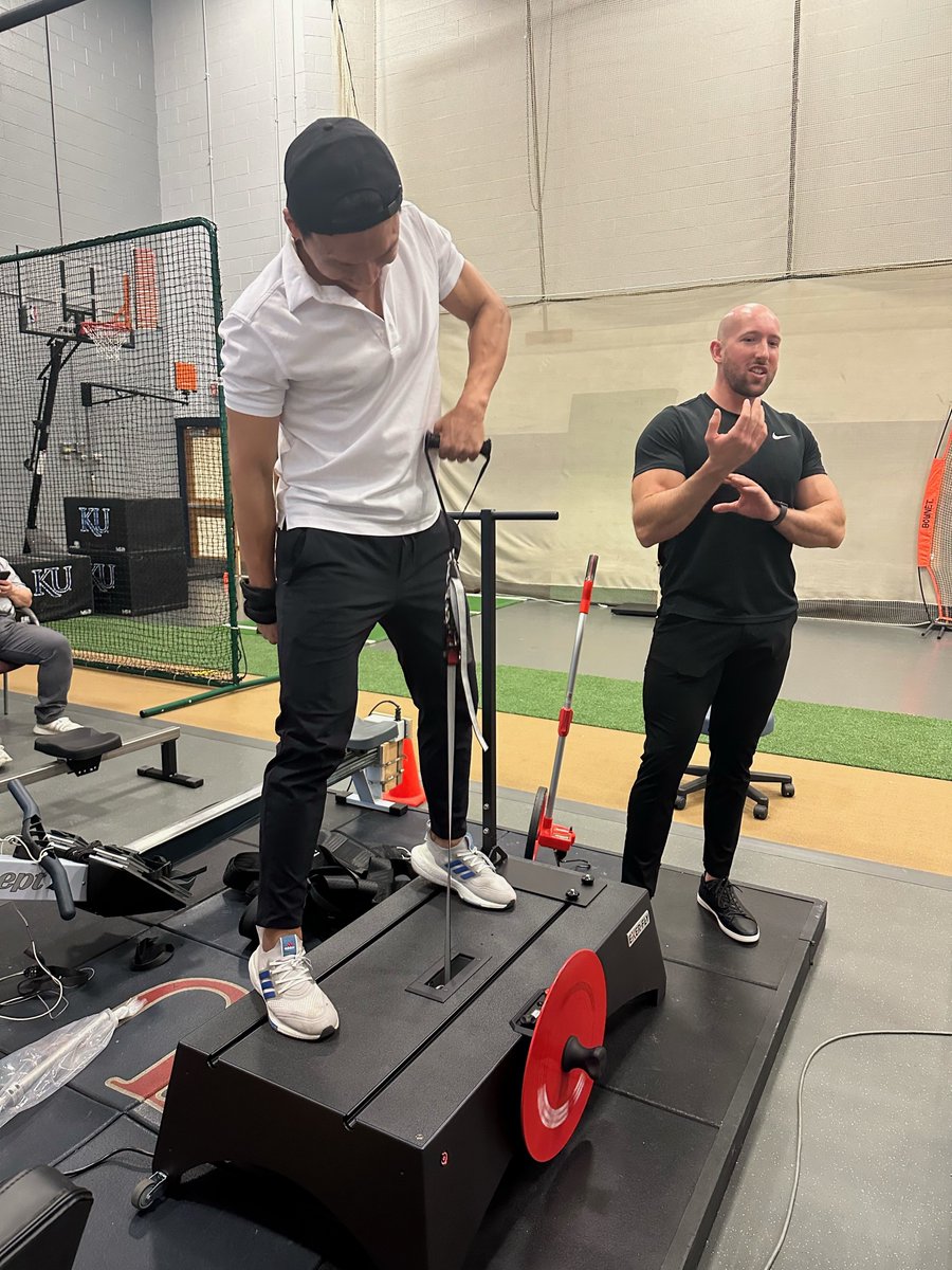 AthleticJayhawk's tweet image. First year PhD student, Minh Nguyen, testing out a new piece of equipment we have in the lab.

Thanks to @exerfly for stopping by &amp;amp; showing us a few pointers! We’re looking forward to using it in future projects - stay tuned! 💯

#eccentricoverload #sportscience #JAPL
