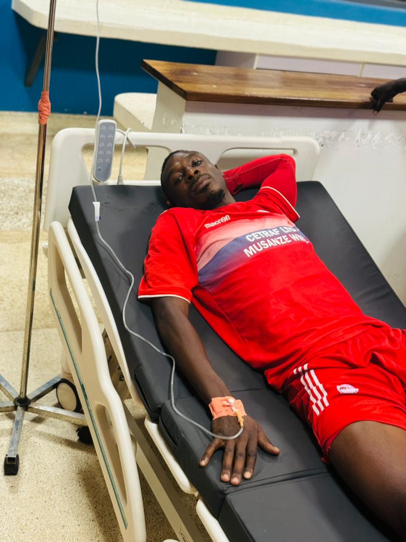 musanzefc's tweet photo. Nyuma yo kugirira ikibazo mu mukino waduhuzaga na @rayon_sports akajyanwa kwa muganga, Muhire Anicet #Gasongo ubu ameze neza yasezerewe, agiye kwitabwaho ari murugo.
#IngagiNkuru https://t.co/sI39ESQjQ3