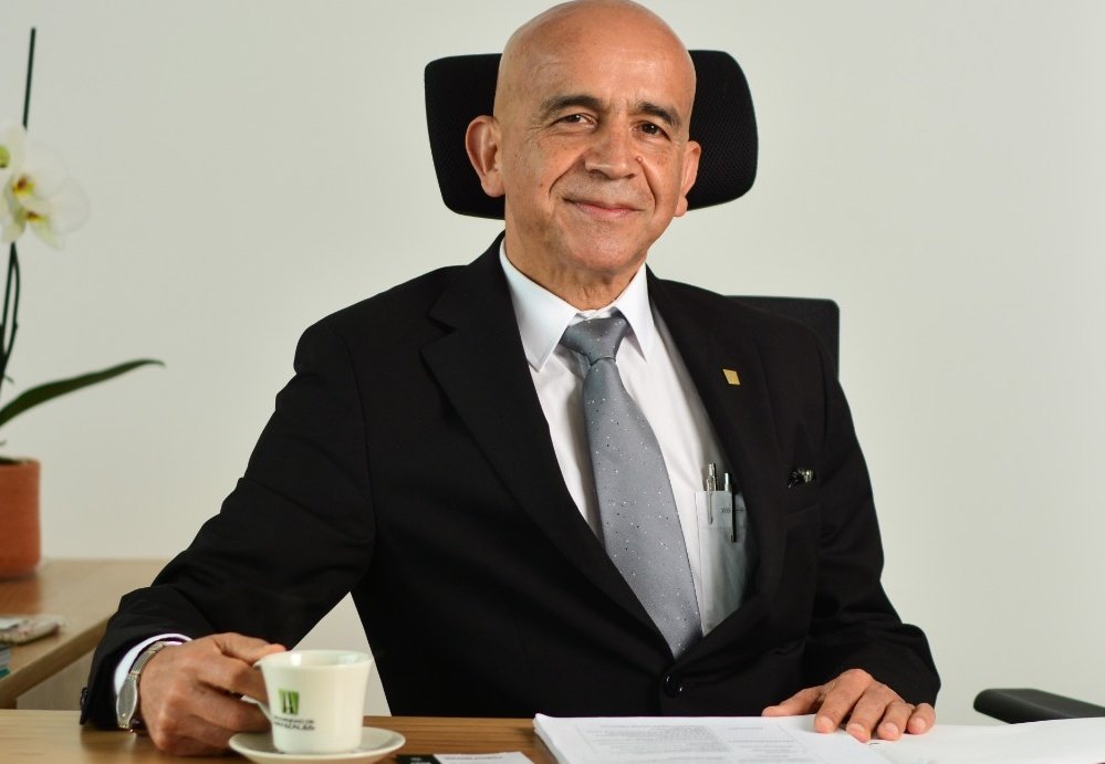 Reelegido ppr un período de 4 años el rector de <a href="/umanizales/">Universidad de Manizales</a>, economista <a href="/DuvanERamirezO/">Duván Ramírez</a>.

La decisión fue adoptada esta tarde por el Consejo Superior en una apuesta trascendental por la sostenibilidad, la democracia y la transparencia.

#InformaINTERVIÚRadio 12.30 pm
<a href="/Andes1390/">La Voz De Los Andes</a>