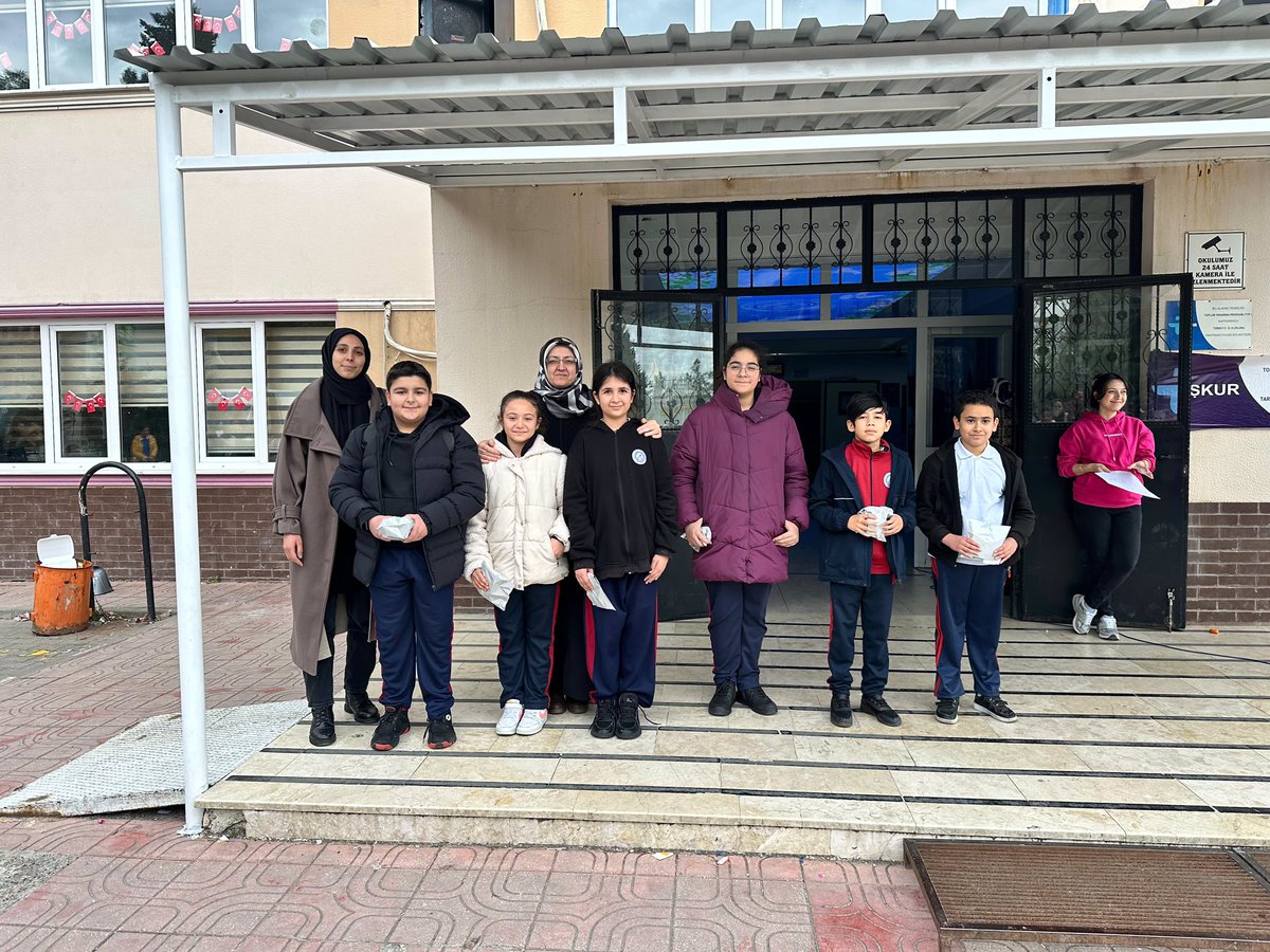 “ Kalbi dürüst olmadıkça kulun imanı doğru olmaz. Dili doğru olmadıkça da kalbi doğru olmaz”     Hz. Muhammed ( s.a.v ) Okulumuzda düzenlenen Siyer-i Nebi yarışmasında dereceye giren öğrencilerimiz hediyelerini öğretmenlerinin elinden aldılar. <a href="/niluferilcemem/">Nilüfer İlçe MEM</a> <a href="/bursailmem16/">Bursa İl Millî Eğitim Müdürlüğü</a>