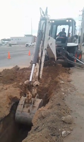 aguahermosillo's tweet photo. Continúan trabajos de rehabilitación de línea sanitaria de 8” pulgadas, en Blvr. Solidaridad y calle Novena, colonia Palo Verde.
#HermosilloCRECEContigo https://t.co/mLbZ4Dqoso