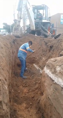 aguahermosillo's tweet photo. Continúan trabajos de rehabilitación de línea sanitaria de 8” pulgadas, en Blvr. Solidaridad y calle Novena, colonia Palo Verde.
#HermosilloCRECEContigo https://t.co/mLbZ4Dqoso