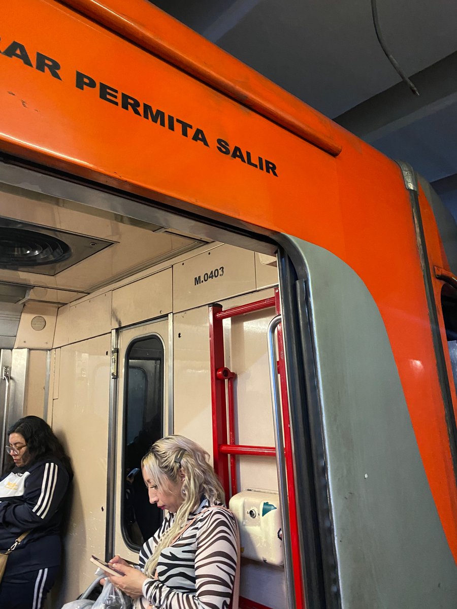 krlzth's tweet photo. @MetroCDMX Lleva 15 minutos este tren parado en Garibaldi Lagunilla. No es posible que no pueda avanzar, ¿ahora cual es el problema? Neta, siempre es lo mismo. Ya denle un buen mantenimiento. https://t.co/wcAG5M5Eht
