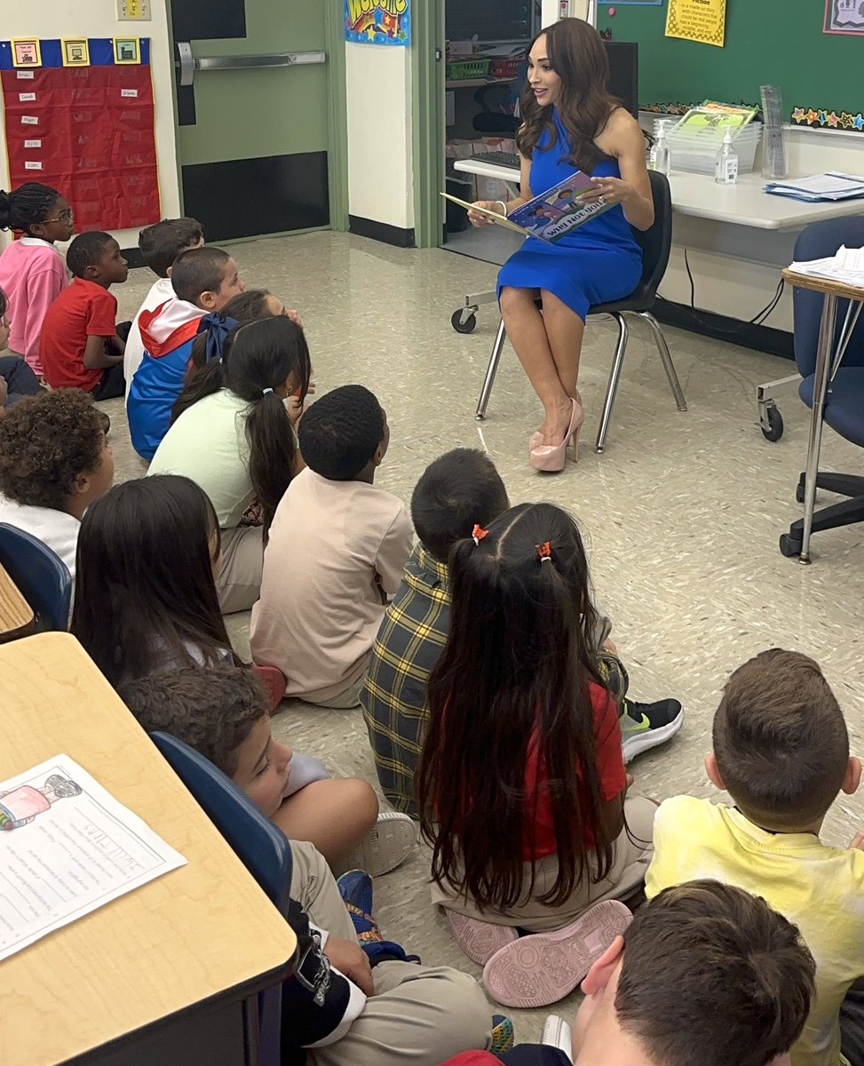 A wonderful time reading to 2nd grade students today at Joella C Good Elementary in Hialeah. It was part of the African American Read In Chain, an event where community leaders visit schools & read books written by African American authors to students for Black History Month.
