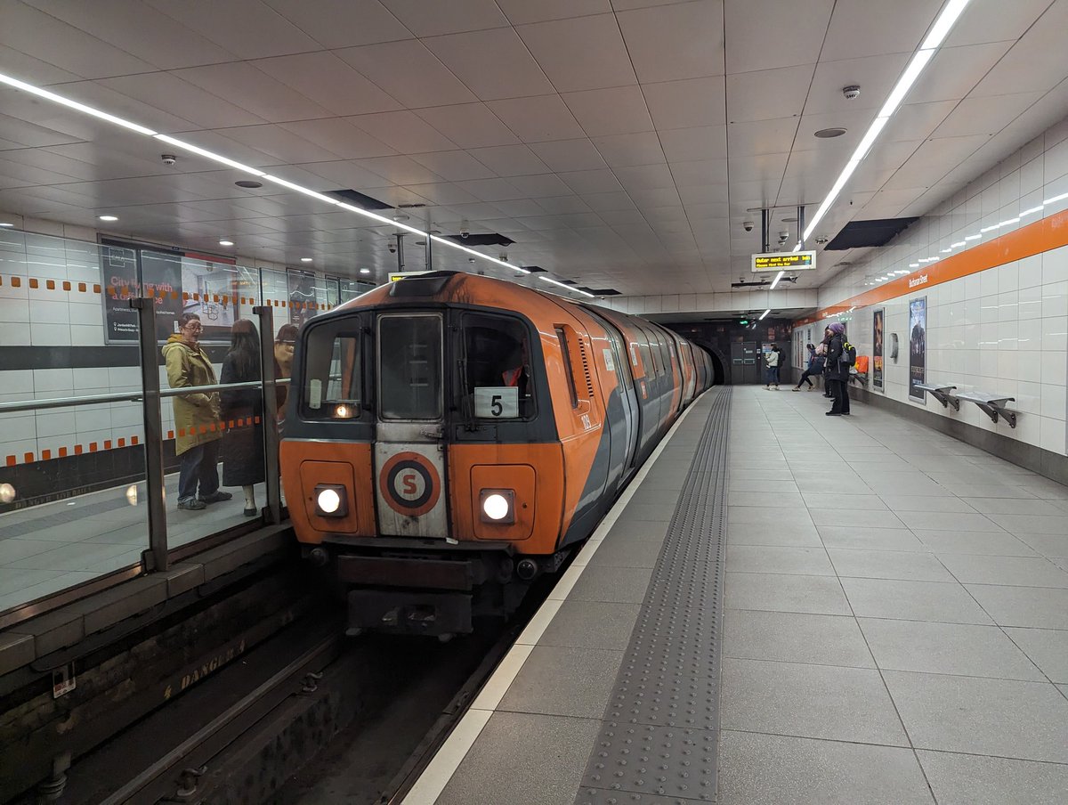 Glasgow Subway Pub Crawl Begins! 🍻