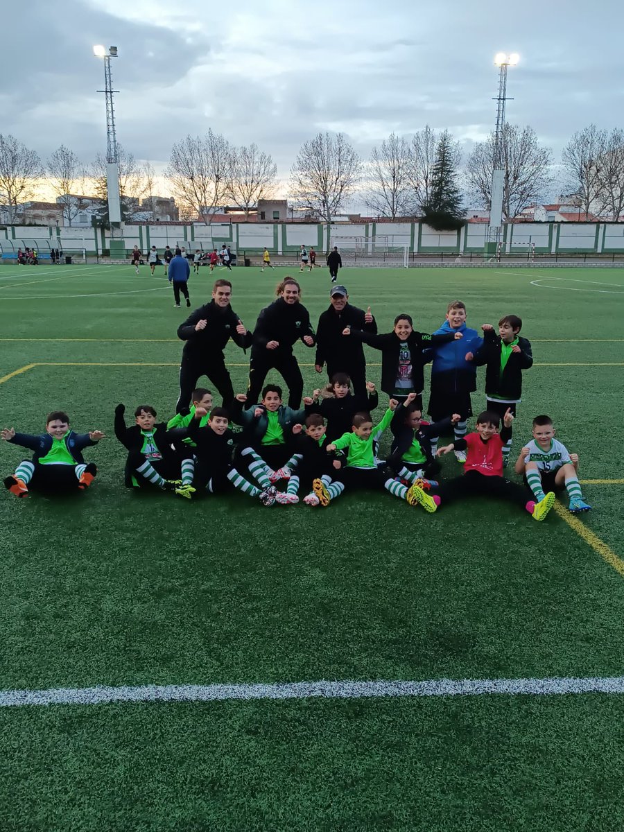 ¡Qué grandes nuestros peques!

Espectaculares victorias por 2-3 y 1-4 lejos de casa. Los alevines dedicaron el triunfo a su míster, Ismael. 

🙌¡Gran gesto, chavales!

Os queremos con una #PasiónSinLímites💚🤍