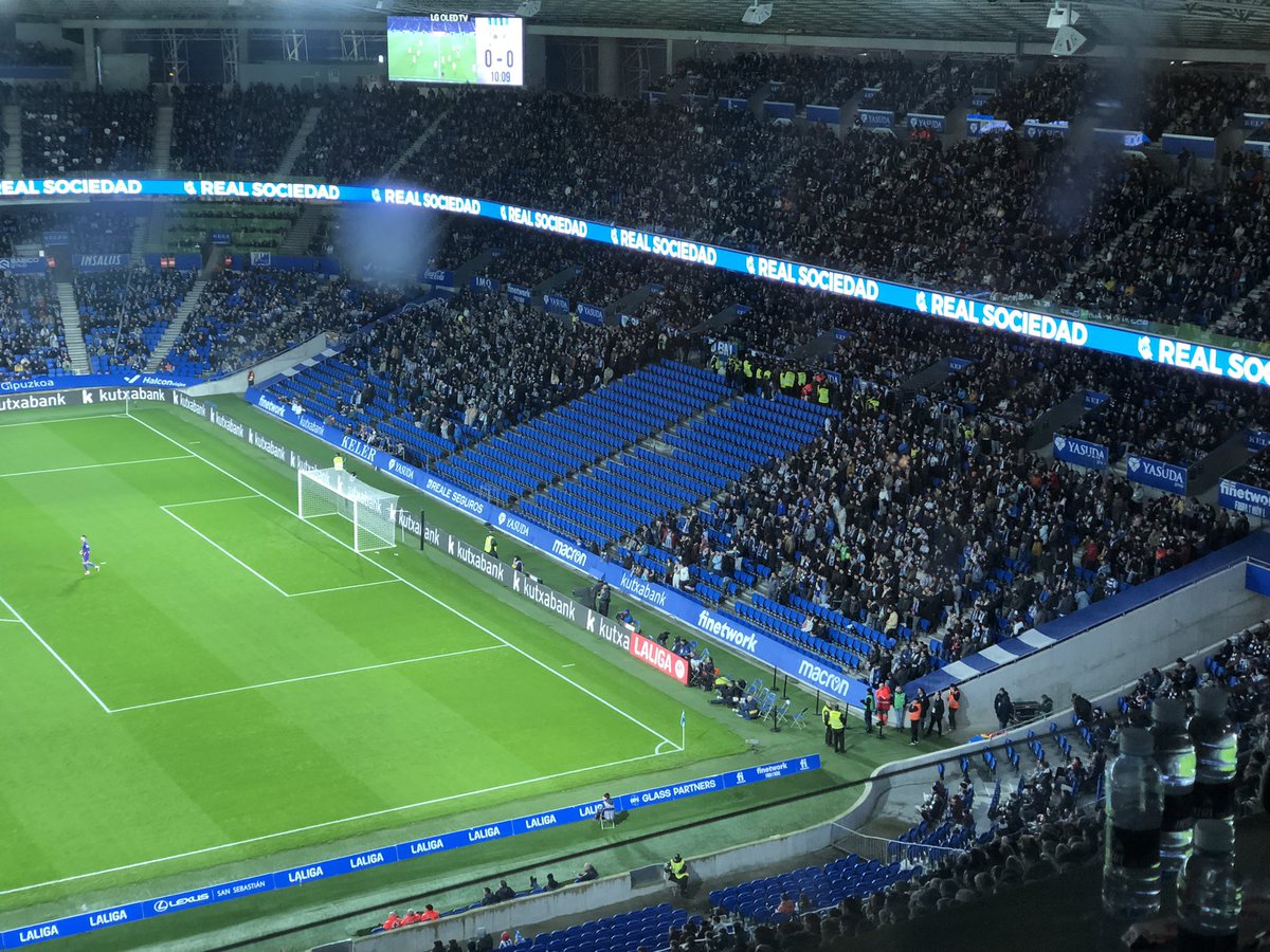 CapiChadi's tweet photo. Hablemos de la afición de la Real Sociedad:

-Es conocida por saltar de espaldas
-No nos venden entradas por miedo al silencio
-Abandonan a su equipo 
-Es conocida por saltar de espaldas 
-No hacen otra cosa que no sea saltar de espaldas

¡Cómo anima el Reale Arena! 🤩🥳 https://t.co/4QqCBBSapA