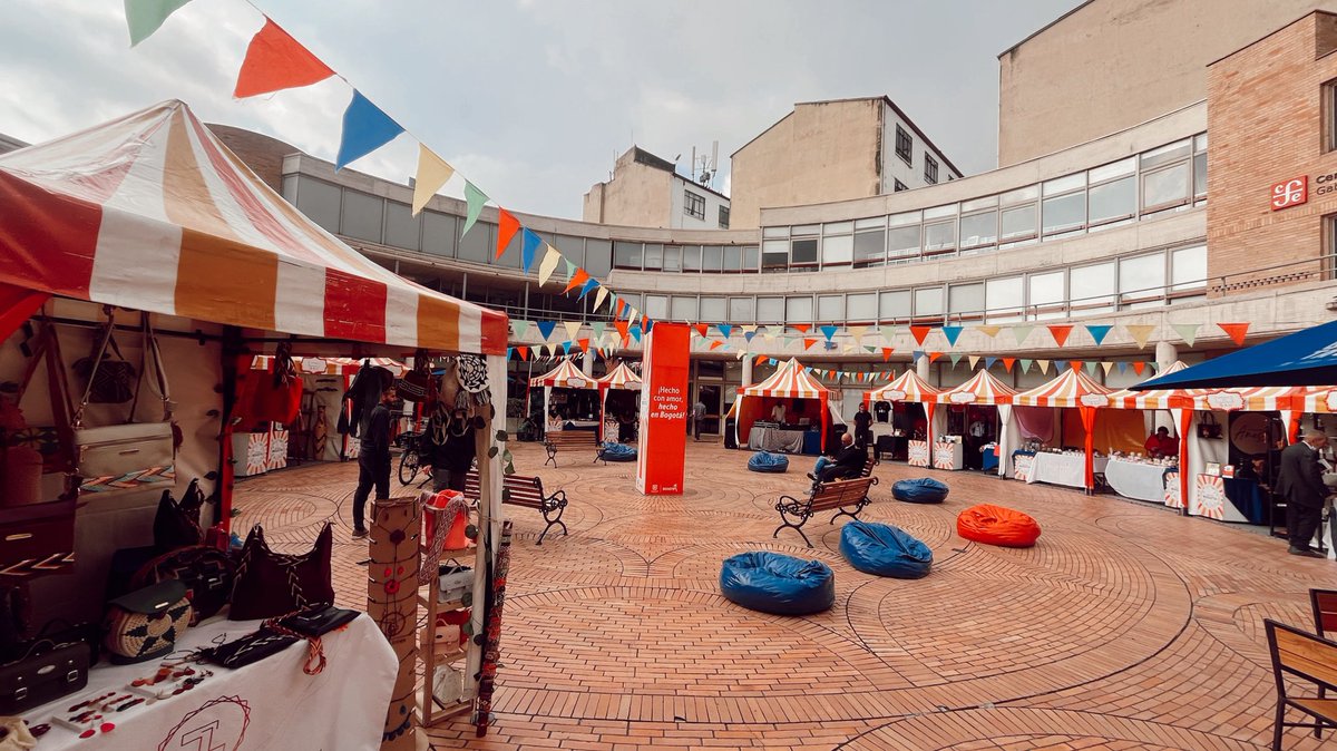 FUGABogota's tweet photo. 📣 ¡Ven y #ViveLaCandelariaDeNoche!

Tenemos la Feria de Emprendimientos con #HechoEnBogotá  🛍️, recorridos guiados🚶🏽‍♂️, cine en la calle, obras de teatro, museos y galerías con horario extendido🏪 y mucho más…

🗓️23 y 24 de febrero
📍La Candelaria

#ElCentroVive https://t.co/u5HsqX3pgR