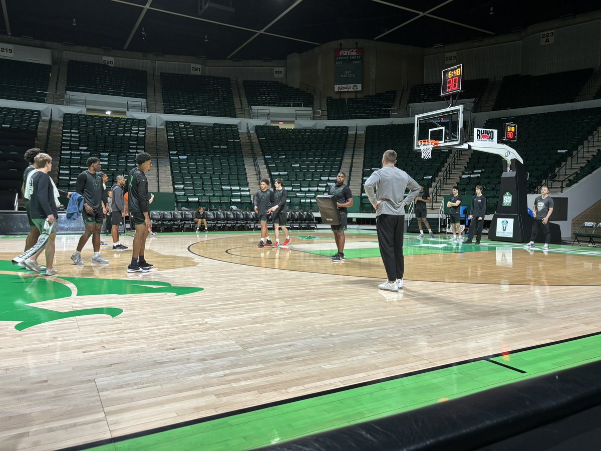 Gettin ready for the Roadrunners. You need to get ready for @MeanGreenMBB matinee on Saturday at 3pm. @MGSNetwork on the air at 2:30 with @billutterford pregame. If ya can’t be at the Pit, get yer ears on the ball @khyi