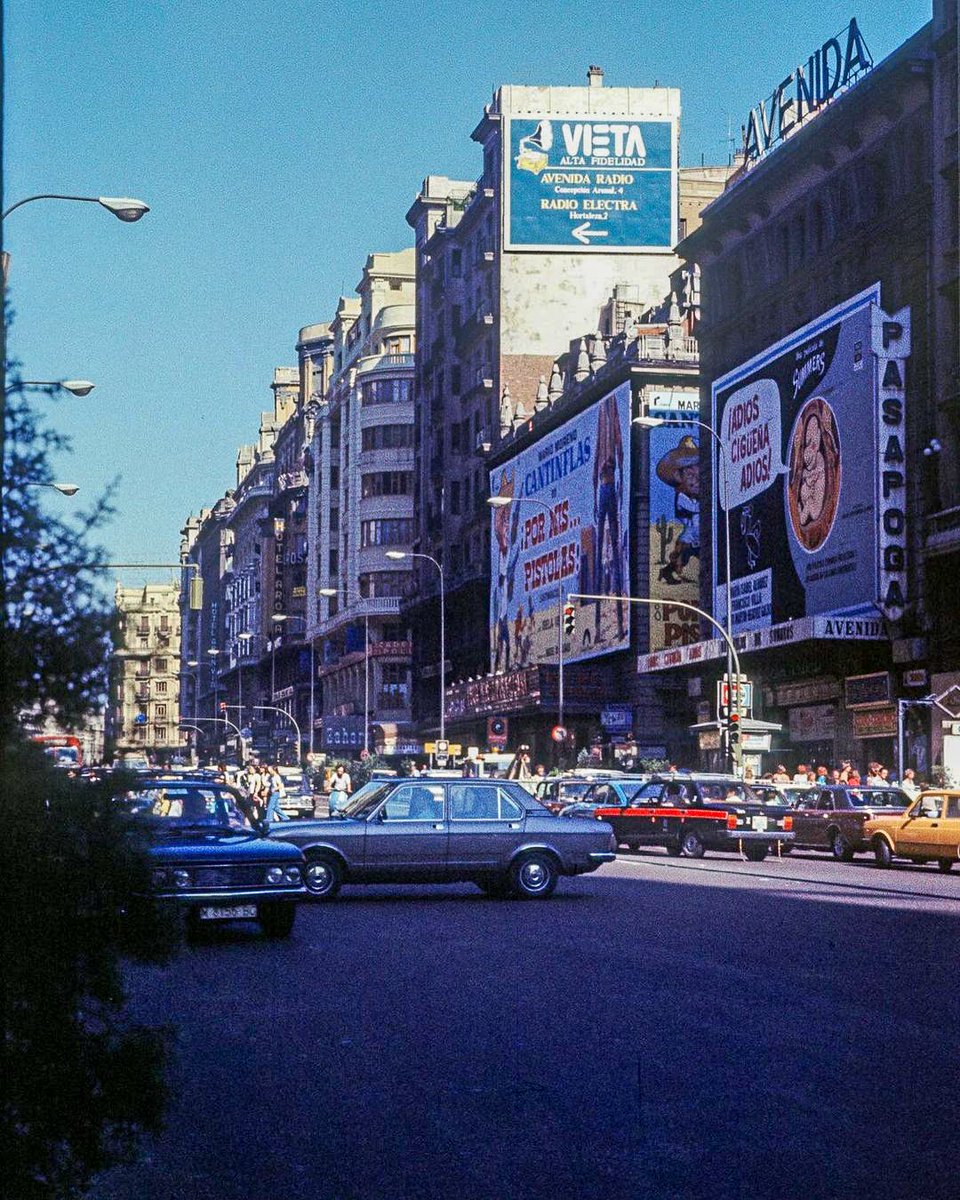gatopormadrid's tweet photo. La Gran Vía de Madrid en los años 80. https://t.co/TdFzIpSNtv