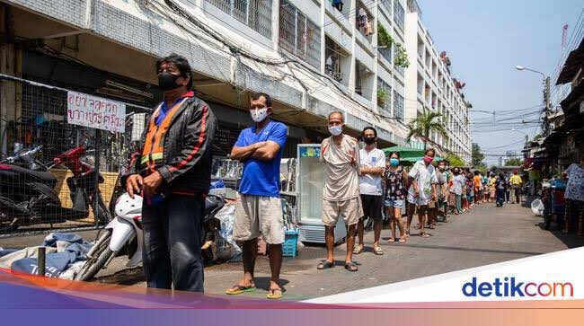 heritzal's tweet photo. (Kelak) Yang berduitpun ingin irit ikut ngantri Makan gratis, ngantri dgn org yg susah (anak, cucu, kakek) dll. Setiap hari. (Mengalahkan Antrian makan di wilayah kelaparan afrika) bisa jadi berita internasional.
Seperti “indonesia-kelaparan”
#PrograMakangratis @prabowo https://t.co/R9Kl3Ji8Z9