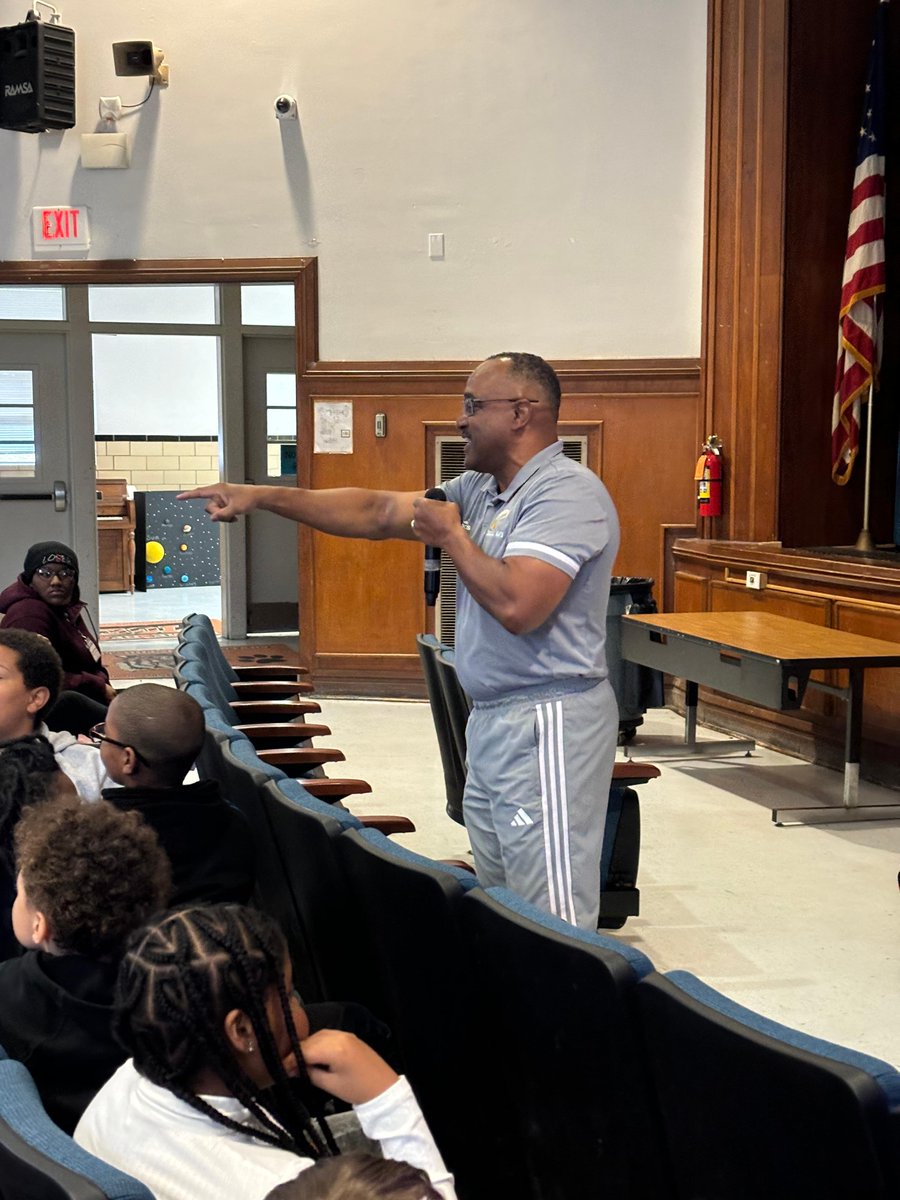 pcps_va's tweet image. ✨#Schoolsinsession School Board Member, Mr. Hal Miles, visited Walnut Hill today and gave students a crash course in Petersburg History.  Students lined up to shake his hand and even requested autographs from Mr. Miles.  Way to keep our learners engaged!🙌🏾