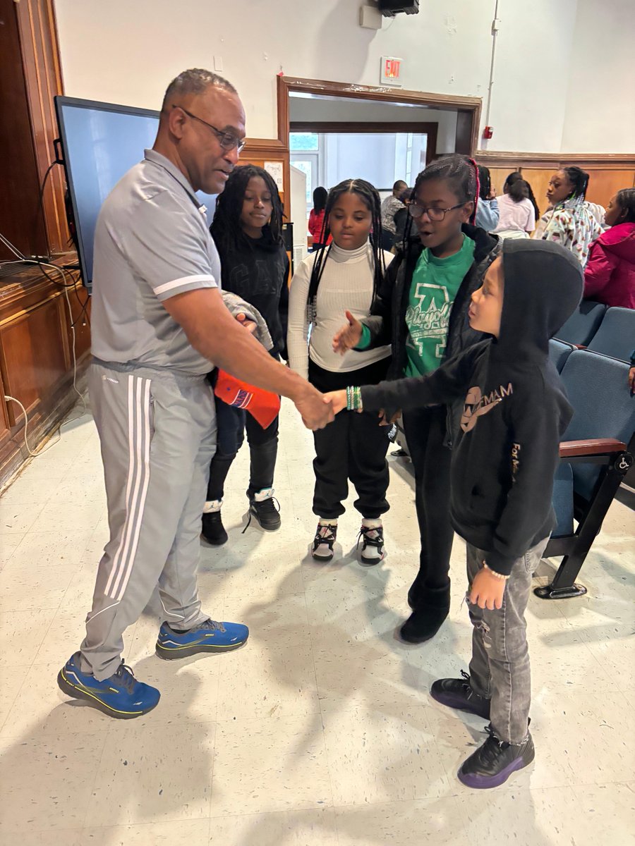 pcps_va's tweet image. ✨#Schoolsinsession School Board Member, Mr. Hal Miles, visited Walnut Hill today and gave students a crash course in Petersburg History.  Students lined up to shake his hand and even requested autographs from Mr. Miles.  Way to keep our learners engaged!🙌🏾