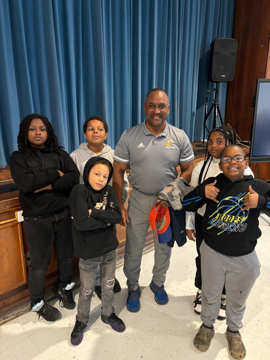 pcps_va's tweet image. ✨#Schoolsinsession School Board Member, Mr. Hal Miles, visited Walnut Hill today and gave students a crash course in Petersburg History.  Students lined up to shake his hand and even requested autographs from Mr. Miles.  Way to keep our learners engaged!🙌🏾