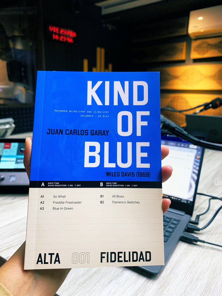 La alegria de leer a los colegas. @garaymelomano está estrenando Kind of Blue, un ensayo sobre uno de los discos que marcaron la melomanía del autor y que nos acerca a esa inenarrable belleza detrás de la obra del gran Miles Davis. 🫶🏼 #Altafidelidad @ReyNaranjo
