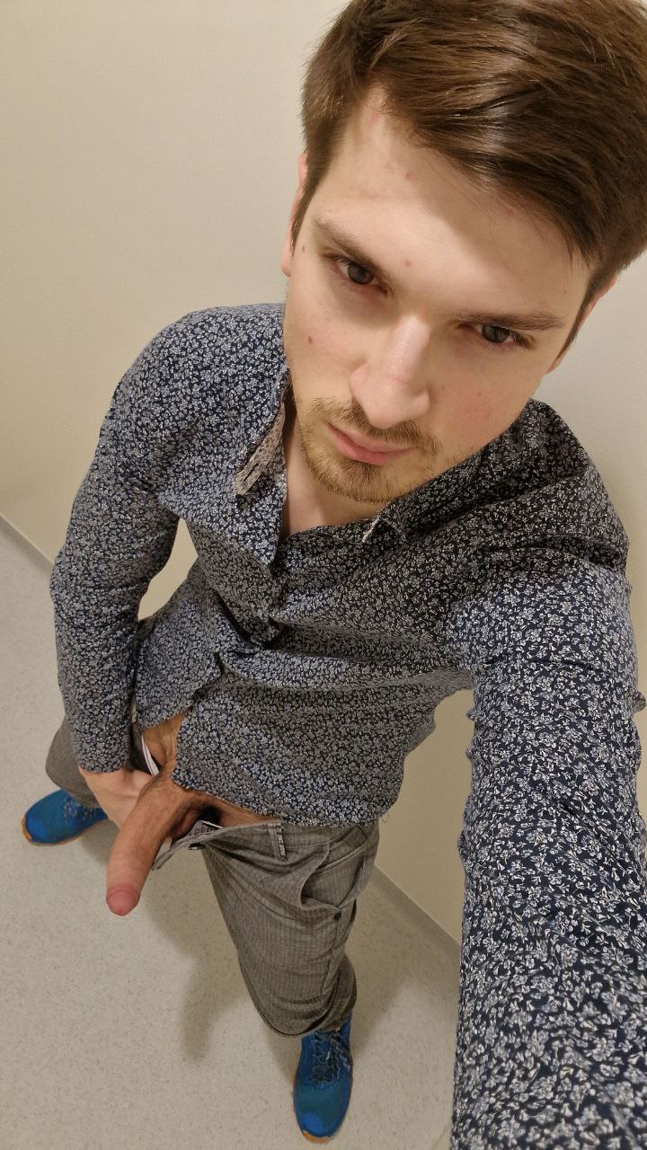 Hey toi, arrête de me regarder et mets toi à genoux! #maqueue est prête, je sens qu'on va bien s'amuser 😈 @BelgianCocks @maqueuecom https://t.co/jQlDpaVDgT