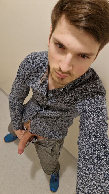 Hey toi, arr&ecirc;te de me regarder et mets toi &agrave; genoux! #maqueue est pr&ecirc;te, je sens qu'on va bien s'amuser<a href="/tag/maqueue"class="tags"><span>#maqueue</span></a>