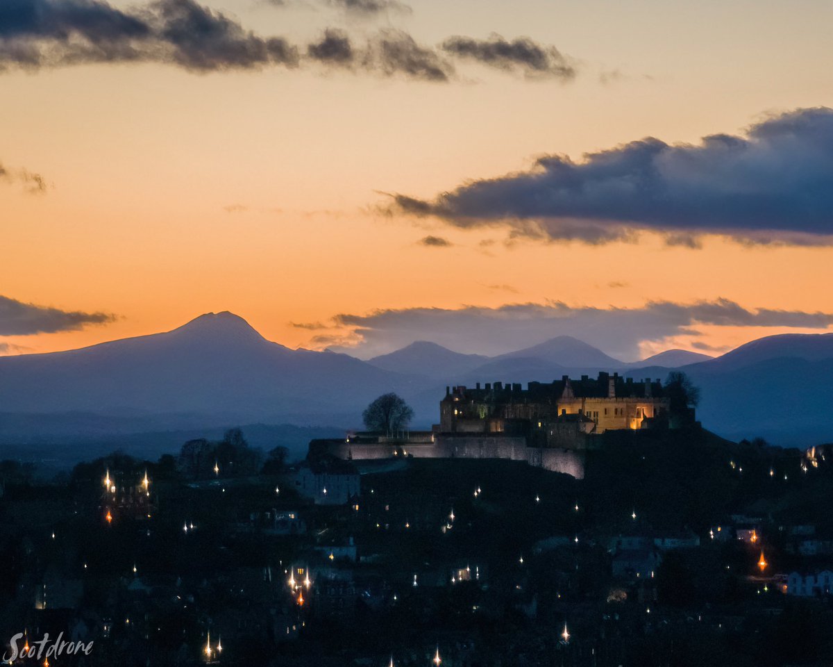 Stirling Castle at sunset with Ben Lomond dominating the backdrop 😍🏴󠁧󠁢󠁳󠁣󠁴󠁿
#stirling #visitstirling #castle #stirlingcastle #scotland