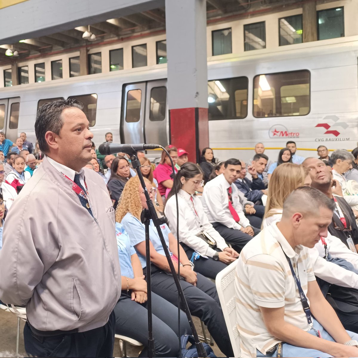 SitramecaB25's tweet photo. #SITRAMECA: nuestro Líder Sindical @EdisonB25 y el pdt de Metro de Caracas @rvaraguayan cumplen con las orientaciones del Pdt @NicolasMaduro en Asambleas Laborables como herramientas participativas-protagónicas para la optimización del servicio comercial
#VenezuelaDibujaElFuturo https://t.co/8HPWePMqUJ