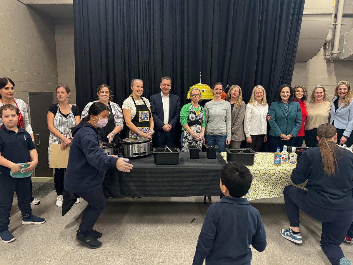 Effie_ONB's tweet photo. Excited to have joined @HaltonFFT, teachers, staff, and parent volunteers at @StNicholasHCDSB alongside MPP Colleague @stcrawford2 to celebrate their receipt of a $76,400 Resilient Communities Fund grant from @ONTrillium as they celebrate #FEEDUARY!
With their dedication, over 92,000 Halton students enjoy daily access to nutritious meals. Together, we're building a healthier, more resilient community!
#OakvilleNorth-#BurlON